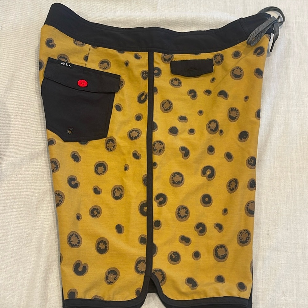 B26055 Matrix Board Shorts Swim Suit Mens Size 34 Multicolor mushroom or rock